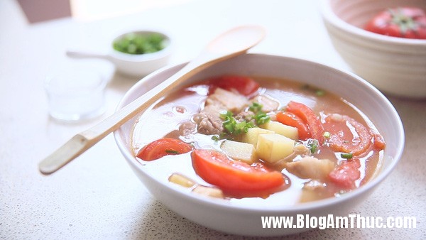 troi lanh an canh thit kieu nay thi com chi co het bay Canh thịt nấu khoai tây cà chua đậm đà cho bữa cơm